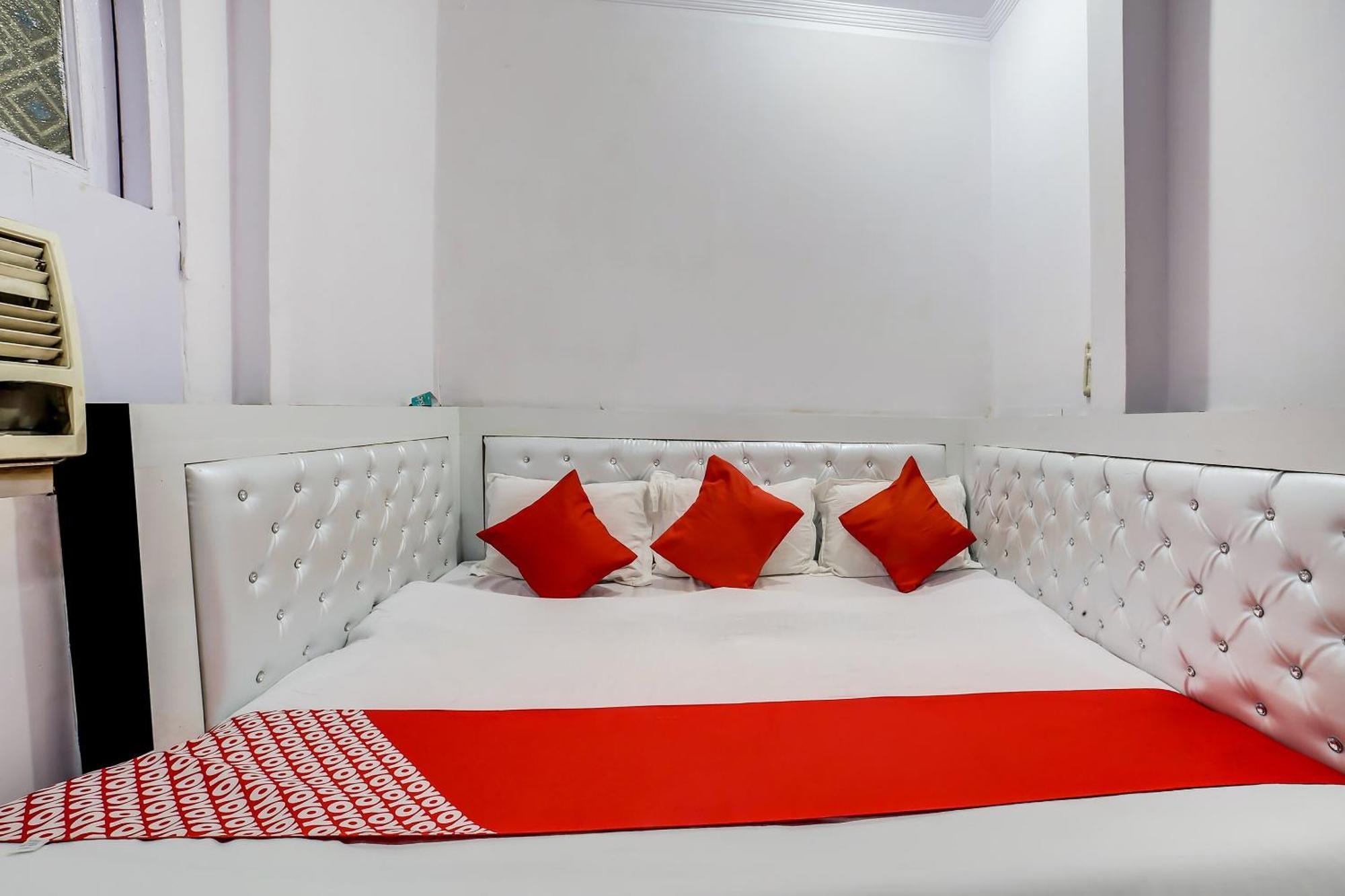O Yes Sir Hotel New Delhi